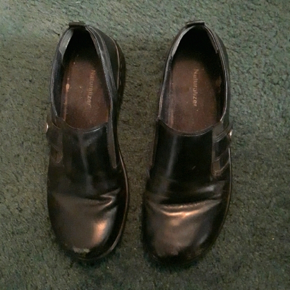 Slip on black leather Naturalizer shoes - Picture 1 of 3